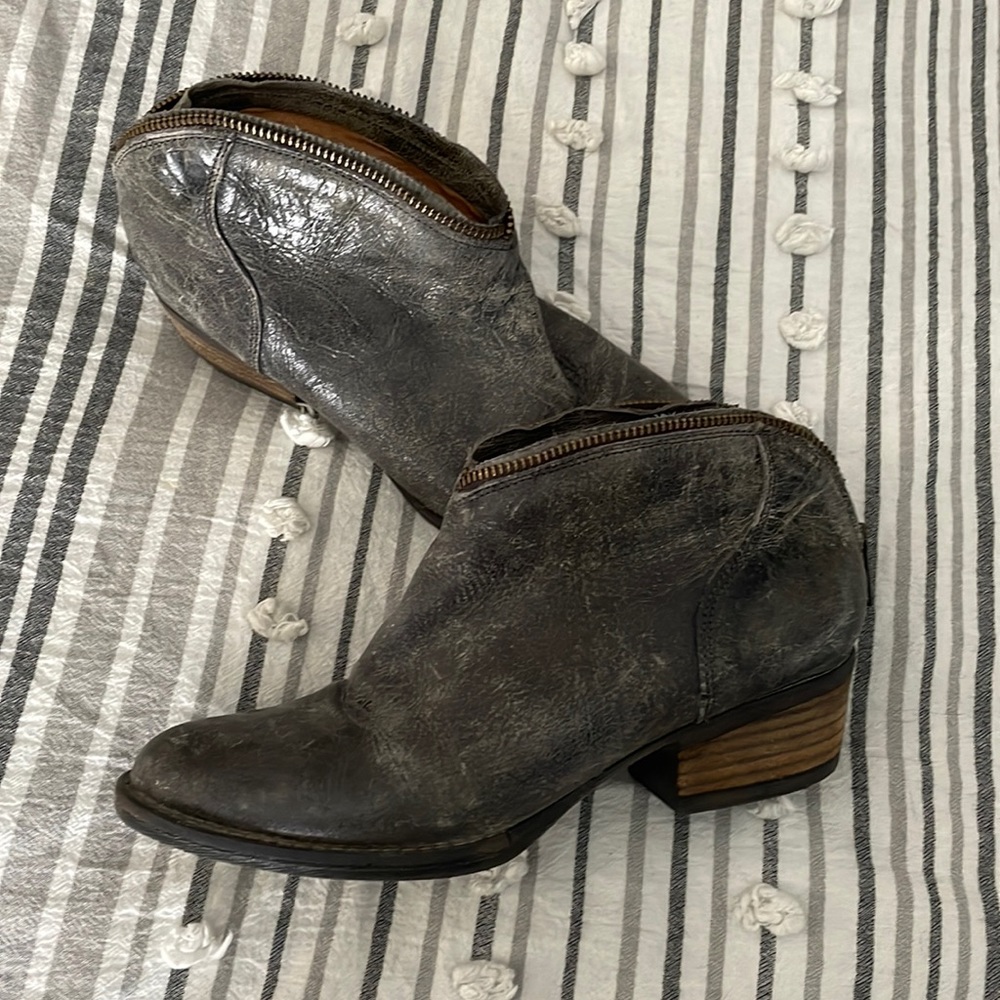 Very Volatile Distressed booties with zipper detail